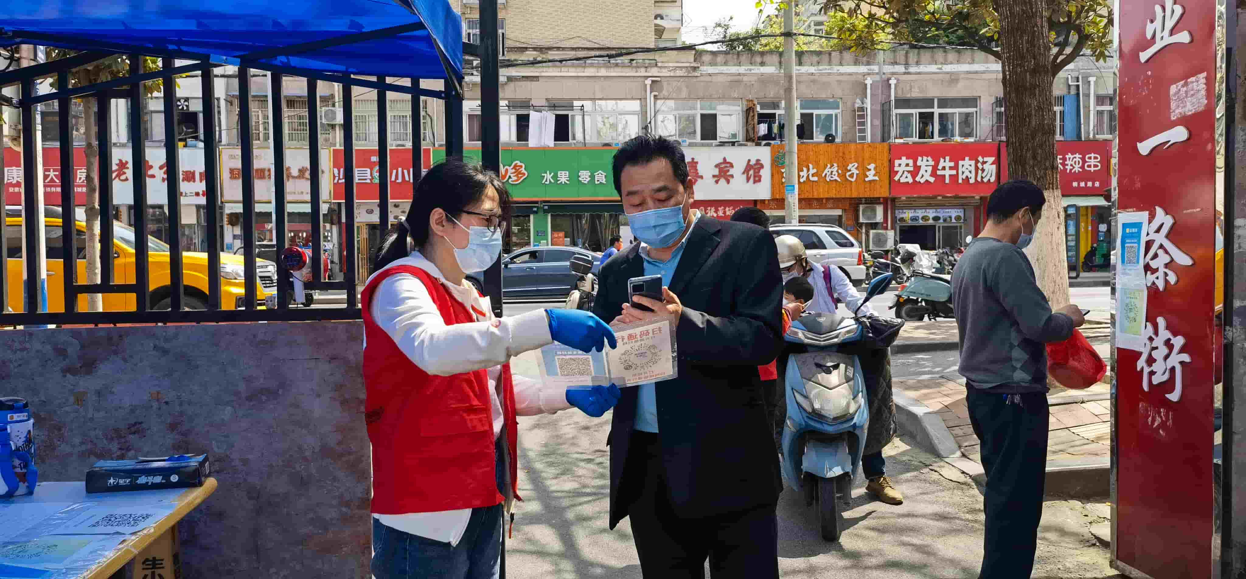 freecompress-2022年4月，東華科技志愿服務(wù)隊協(xié)助社區(qū)在桐江新村小區(qū)開展兩碼查驗(yàn)工作