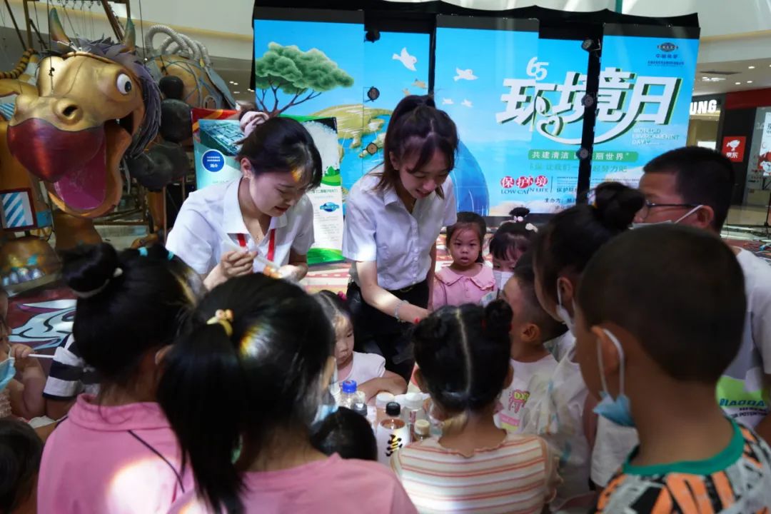 2022年6月3日，東華科技所屬東華天業(yè)公司聯(lián)合新疆建設(shè)兵團(tuán)第八師石河子市生態(tài)環(huán)境局在新疆萬達(dá)商場舉辦“共建清潔美麗世界”六五環(huán)境日公益宣傳活動(dòng)