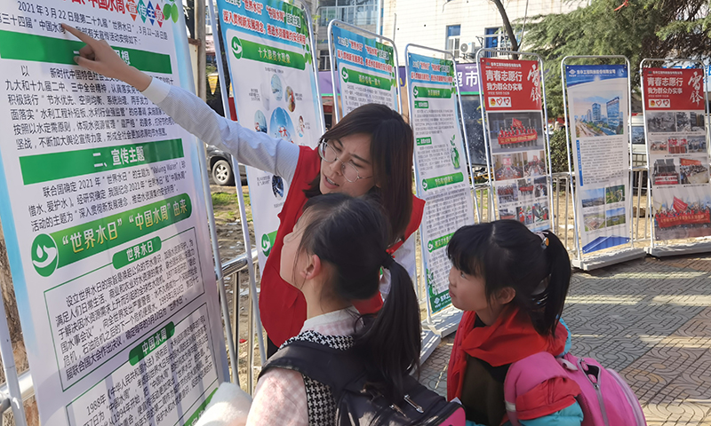 2021年3月25日，藍(lán)鴿志愿服務(wù)隊前往社區(qū)開展“世界水日”暨“中國水周”主題宣傳活動（1）