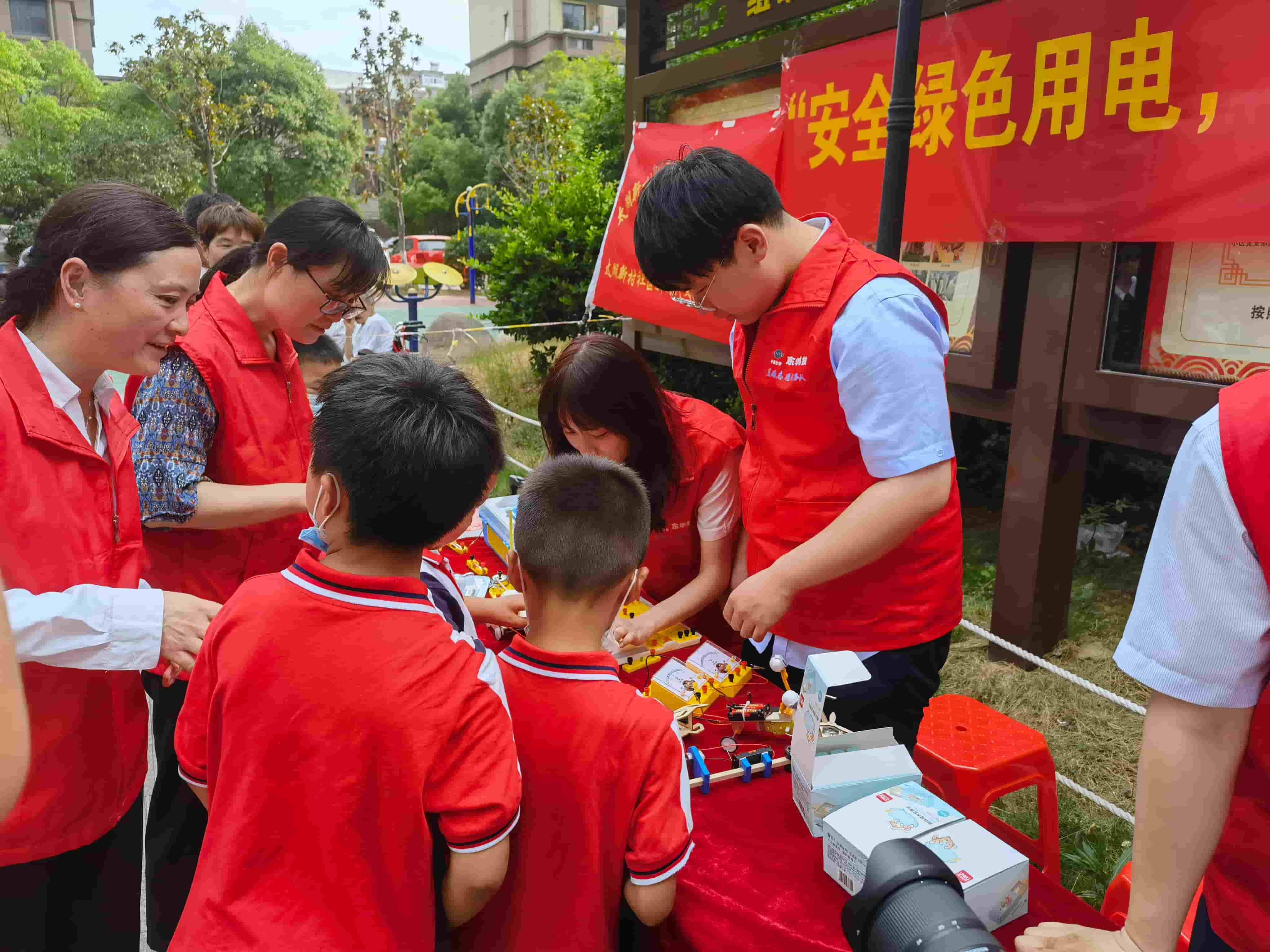 2021年6月21日，藍(lán)鴿志愿服務(wù)隊前往社區(qū)開展“安全用電，安全你我”志愿活動（1）