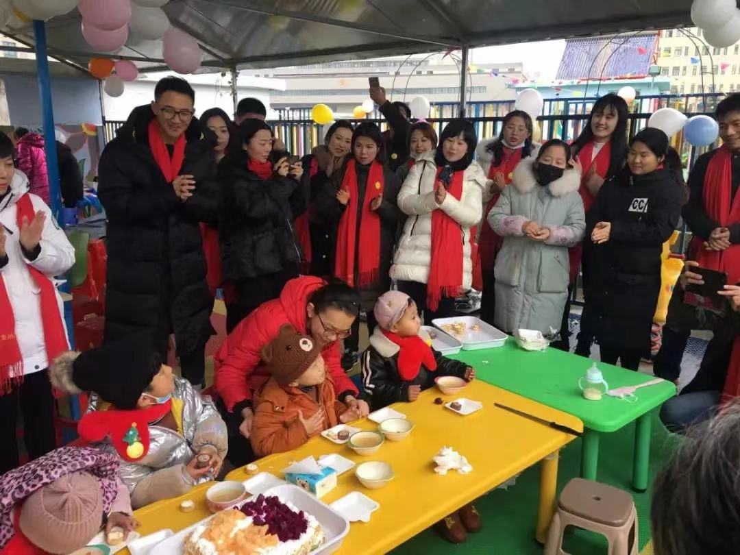 2020年1月13日，志愿服務(wù)隊(duì)和社會(huì)各界愛心人士為“口罩天使們”舉辦集體生日會(huì)