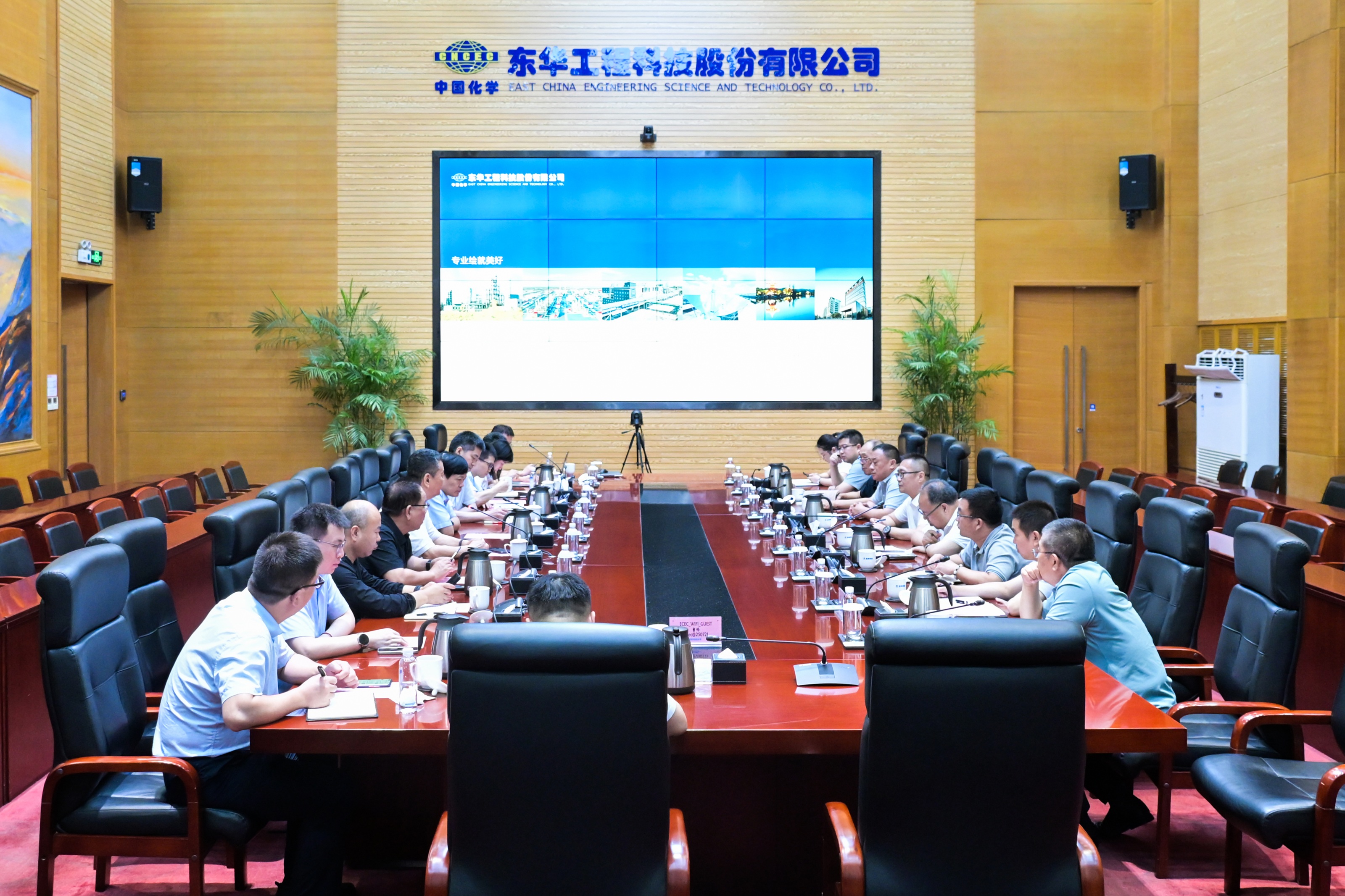 李立新會(huì)見(jiàn)新業(yè)集團(tuán)董事會(huì)秘書，沃疆化學(xué)公司黨委書記、董事長(zhǎng)、總經(jīng)理劉根康